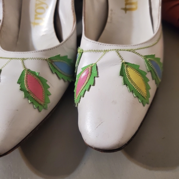 Chic Vintage White Heels with Vibrant Leaf Accents 60s Aplique - Picture 9 of 9